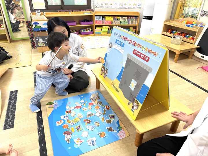 [횡성=뉴시스] 낚시 놀이를 하며 식품안전 수칙을 되새기고 있는 어린이. (사진=횡성군 제공) 2026.09.18. photo@newsis.com *재판매 및 DB 금지