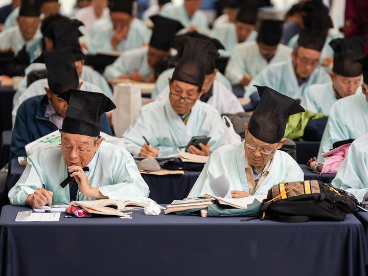 [안동=뉴시스] 안동 도산서원에서 열린 '도산별과대전' 참가자들이 한복을 입은 채 한시를 짓고 있다. (사진=안동시 제공) 2026.09.18. photo@newsis.com *재판매 및 DB 금지