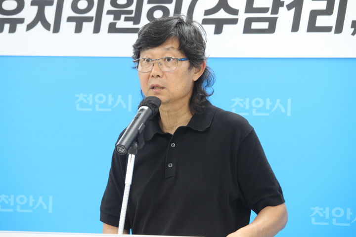 [천안=뉴시스] 최영민 기자=충남 천안시 동면 폐기물매립장 유치 추진위원회 최병업 위원장이 18일 천안시청 브리핑실에서 성명서를 발표하고 있다. 2026.09.18 ymchoi@newsis.com *재판매 및 DB 금지