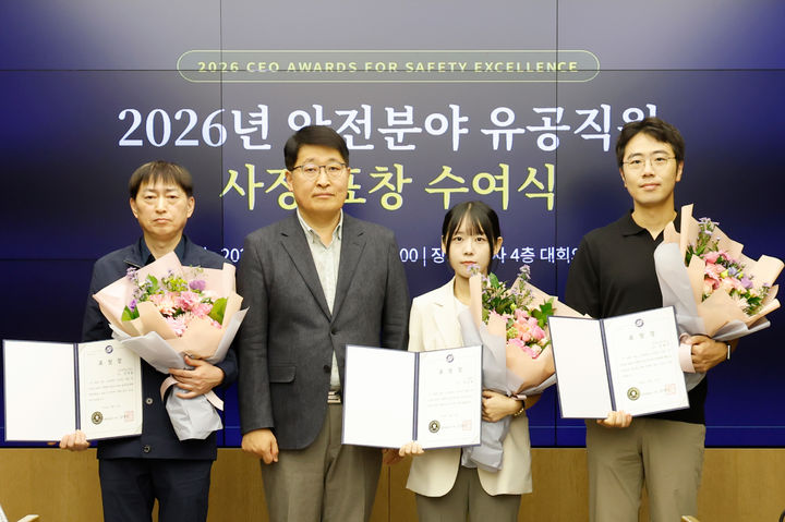 [서울=뉴시스] 김태균 서울교통공사 사장과 안전분야 유공 표창을 받은 직원들이 지난 16일 열린 표창 수여식에서 기념촬영을 하고 있다. (사진=서울교통공사 제공) 2026.09.18. photo@newsis.com *재판매 및 DB 금지