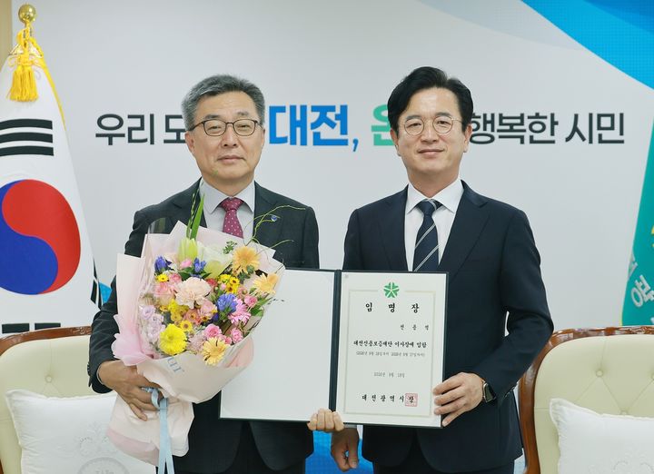 [대전=뉴시스]허태정 대전시장이 18일 대전신용보증재단 이사장에 전용석 전 농협대전지역본부장을 임명했다. 2026.09.18 photo@newsis.com *재판매 및 DB 금지