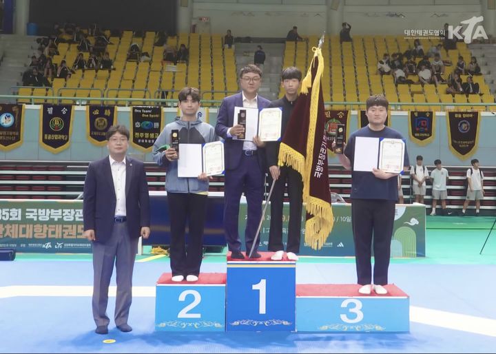 [세종=뉴시스] 송승화 기자 = 제35회 국방부장관기 종합우승 시상식 후 기념사진. (자료=세종시교육청). 2026.09.18. photo@newsis.com. *재판매 및 DB 금지