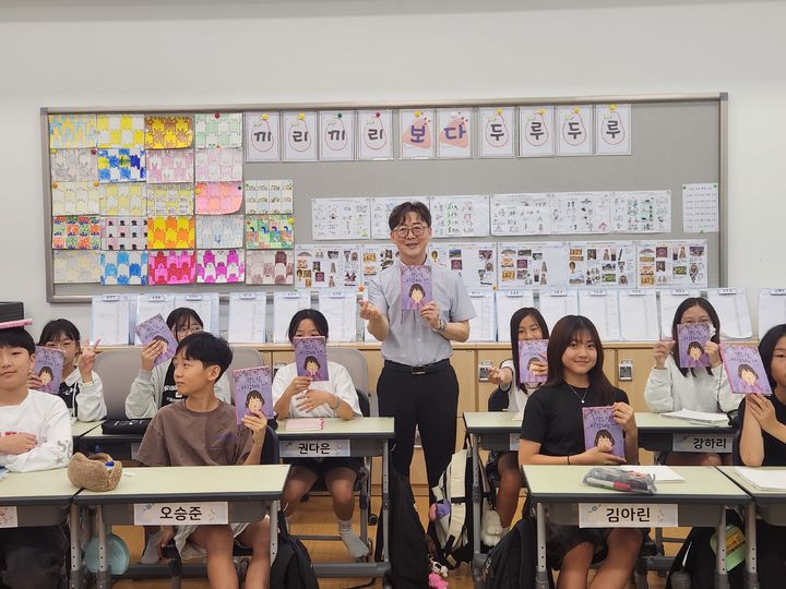 [세종=뉴시스] 송승화 기자 = 교장선생님이 초등학생과 함께한 특별한 북토크 수업 모습. (자료=세종시교육청). 2026.09.18. photo@newsis.com. *재판매 및 DB 금지