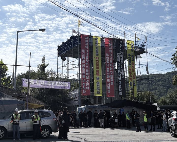 [서울=뉴시스] 서울중앙지법이 18일 오전 서울 강남 마지막 판자촌으로 불리는 개포동 구룡마을에 불법으로 설치된 망루를 철거하기 위해 집행관을 투입해 강제집행하고 있다.뉴시스DB.2026.09.18.*재판매 및 DB 금지 *재판매 및 DB 금지