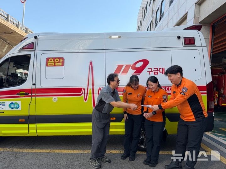 [부천=뉴시스]구급수혜자가 경기 부천소방서에 감사 손편지를 전달하고 있다. (사진=부천소방서 제공) 2026.09.18. photo@newsis.com