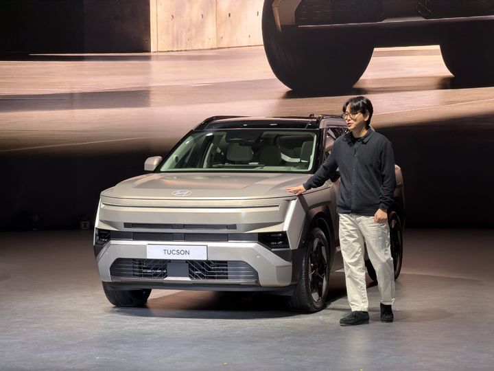 [파주=뉴시스] 김민성 기자 = 18일 오전 경기도 파주 CJ ENM 스튜디오 센터에서 조범수 현대차 외장디자인실장이 디 올 뉴 투싼을 소개하고 있다. 2026.09.18. kms@newsis.com. *재판매 및 DB 금지