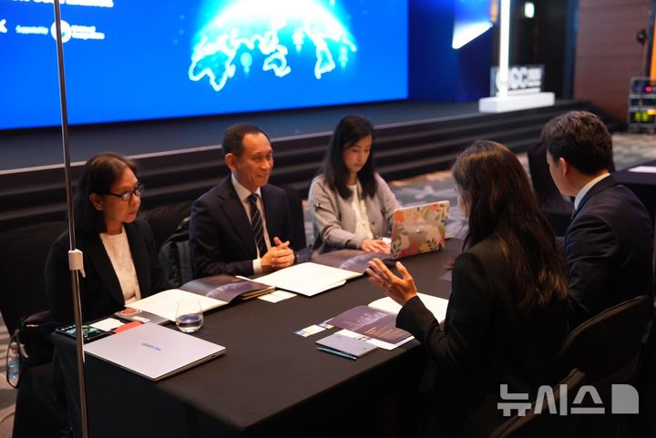 [서울=뉴시스] 건설공제조합 해외사업 담당자들이 GICC 행사에서 필리핀 기지전환개발청 관계자들과 업무 협의를 하고 있다. (사진=건설공제조합)