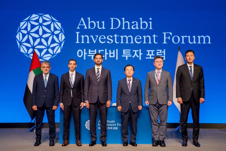 [서울=뉴시스] 한화금융과 UAE, ADGM 관계자가 지난 16일 열린 ADIF에서 파트너십을 기념하여 사진 촬영을 하고 있다. (사진=한화금융 제공) 2026.09.18. photo@newsis.com *재판매 및 DB 금지