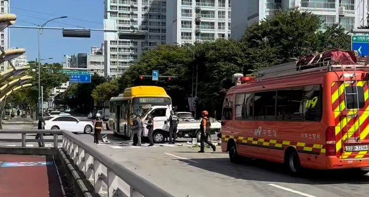 [전남광주=뉴시스] 18일 오전 10시48분께 전남광주 서구 동천동 한 교차로에서 시내버스와 1t 화물차량이 충돌했다. (사진=SNS 캡처) 2026.09.18. photo@newsis.com *재판매 및 DB 금지