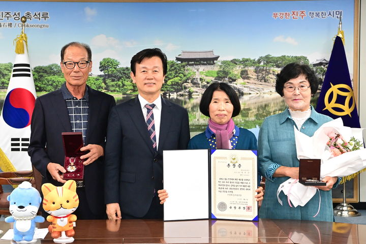 [진주=뉴시스]진주시, '6·25 참전 유공자' 유족에 무공훈장 전수.(사진=진주시 제공).2026.09.18.photo@newsis.com *재판매 및 DB 금지