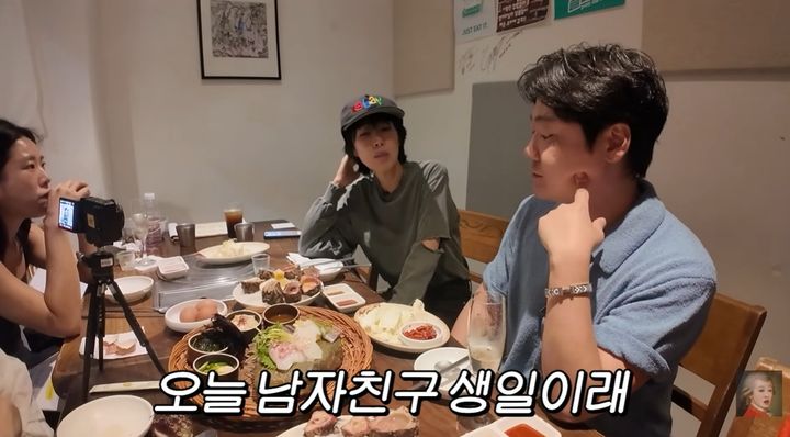 [서울=뉴시스] 방송인 홍진경이 17일 자신의 유튜브 채널을 통해 딸 라엘의 연애 근황을 전했다. (사진=유튜브 채널 '공부왕찐천재 홍진경' 화면 캡처) 2026.09.18. photo@newsis.com&nbsp; *재판매 및 DB 금지