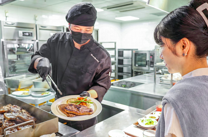 [서울=뉴시스] 현대그린푸드, 양 티본 스테이크 제공 (사진=현대그린푸드 제공) *재판매 및 DB 금지