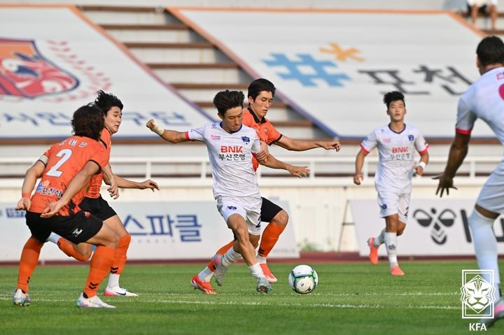 [서울=뉴시스] 지난 시즌 세미프로 K3리그에서 맞붙었던 포천시민축구단과 부산교통공사. (사진=대한축구협회 제공) *재판매 및 DB 금지