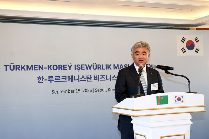[서울=뉴시스] 지난 15일 대우건설 정원주 회장이 한-투르크메니스탄 비즈니스 포럼에서 발표하고 있다. (사진 제공=대우건설) *재판매 및 DB 금지