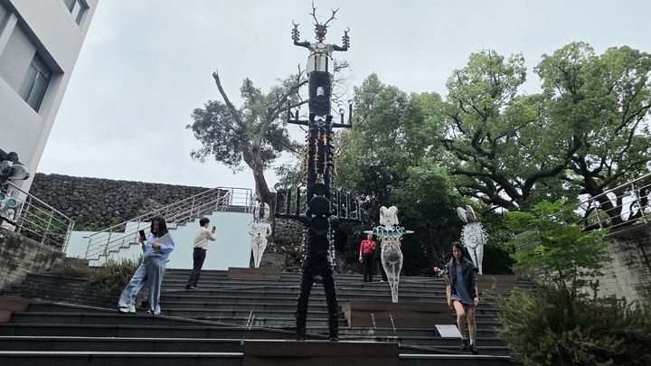 [제주=뉴시스] 박현주 미술전문기자 = 18일 제주 예술공간 이아 아고라에 설치된 김상돈의 ‘거울 속 열쇠들-3무동’과 ‘거울 속 열쇠들-4개의 씨’. 중앙의 ‘3무동’은 탐라 건국신화의 고을나·양을나·부을나 삼을나의 형상을 결합했다. 주변 네 여신은 제주 심방과 해녀의 이미지를 품으며 생명과 보호, 계승의 의미를 드러낸다. 2026.09.18. hyun@newsis.com *재판매 및 DB 금지