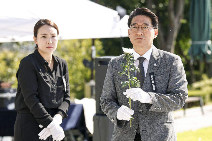 [화성=뉴시스] 윤성진 화성시 제1부시장이 18일 화성현충공원에서 열린 제17회 호국영령 합동위령제에서 순국선열과 호국영령을 기리며 헌화하고 있다. (사진=화성시 제공) 2026.09.18. photo@newsis.com *재판매 및 DB 금지