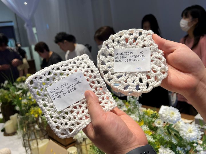 [서울=뉴시스] 아로마티카 사내 뜨개 동호회 회원 작품. (사진=아로마티카 제공) *재판매 및 DB 금지