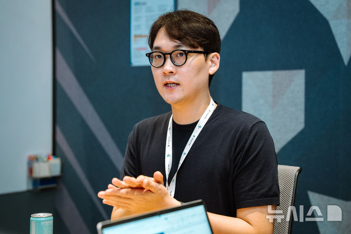 [싱가포르=뉴시스] 김태민 커넥트핏 대표가 18일 오전 구글 싱가포르 사무실에서 진행한 인터뷰에서 기자단 질문에 답하고 있다. 2026.09.20. (사진=구글 제공)
