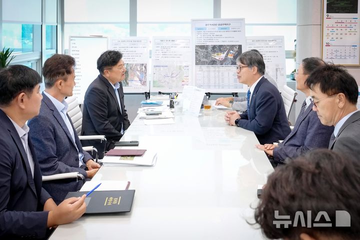 [경기광주=뉴시스] 광주시·세종대가 융복합 협력단지 기반시설 확충을 위해 논의하고 있다 (사진=광주시 제공) 2026.09.18.photo@newsis.com