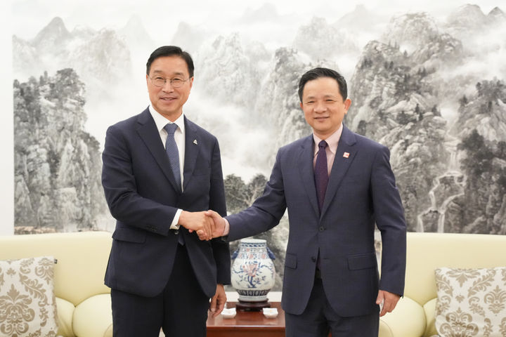 [제주=뉴시스] 위성곤(왼쪽) 제주지사와 다이빙 주한중국대사가 지난 17일 서울 주한중국대사관에서 기념 촬영을 하고 있다. (사진=제주도 제공) 2026.09.18. photo@newsis.com *재판매 및 DB 금지