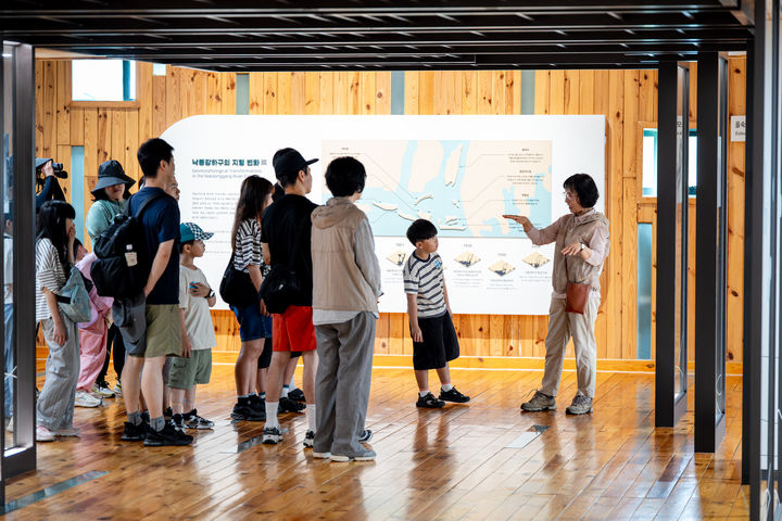 [부산=뉴시스] '하하호호 자연탐험대' 철새와 습지 탐험 현장. (사진=부산문화재단 제공) 2026.09.19 photo@newsis.com *재판매 및 DB 금지