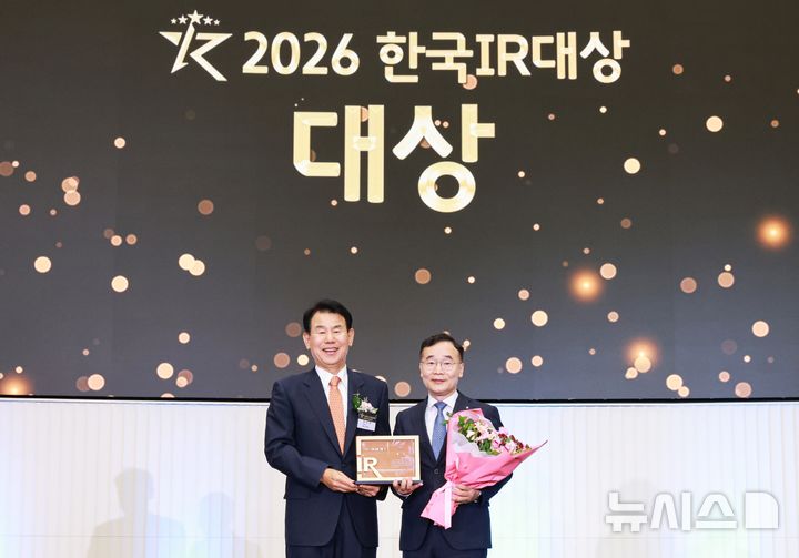 [서울=뉴시스]18일 시상식에 참석한 (사진 왼쪽부터)정은보 한국거래소 이사장과 장정훈 신한지주 재무부문장이 기념촬영을 하고 있다. (사진=신한금융 제공). 2026.09.18. photo@newsis.com 