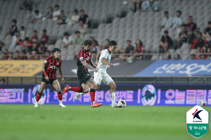 [서울=뉴시스] 프로축구 K리그1 FC서울의 클리말라, 포항 스틸러스의 김호진. (사진=한국프로축구연맹 제공) *재판매 및 DB 금지