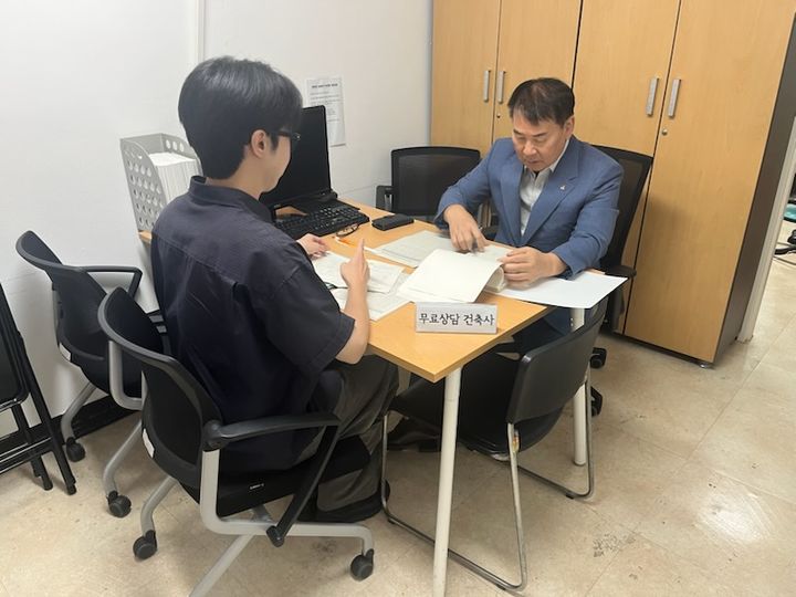 [서울=뉴시스] 구로구청에서 건축사가 위반건축물 양성화 관련 상담을 진행하고 있다. (사진=구로구 제공) 2026.09.18. photo@newsis.com *재판매 및 DB 금지