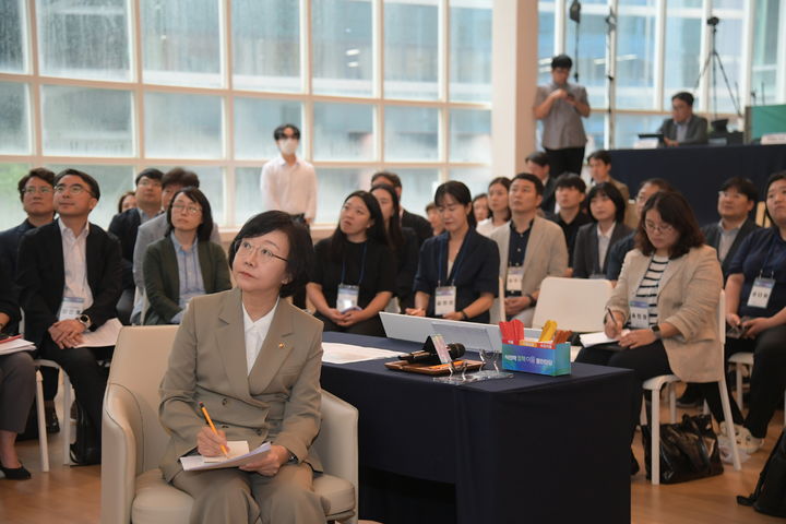 [서울=뉴시스] 18일 일 식품의약품안전처에 따르면 식품위생교육 이수 시기를 놓치는 식품영업자를 위해 사전 알림 서비스를 도입한다. 조리사 면허증을 발급하거나 재발급받을 때도 카카오톡, 네이버 등 민간 모바일앱을 활용할 수 있도록 관련 행정서비스를 개선한다. 지난해 8월 13일 식의약 정책 이음 열린마당에서 오유경 식약처장과 참석자들이 식의약 정책 설명 영상을 시청하고 있다. (사진=식약처 제공) 2026.09.18. photo@newsis.com *재판매 및 DB 금지