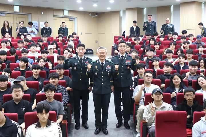 [원주=뉴시스] 권혁동 육군 미사일전략사령관과 참석자들이 특강 후 기념촬영을 하고 있다. (사진=한라대학교 제공) 2026.09.18 photo@newsis.com *재판매 및 DB 금지