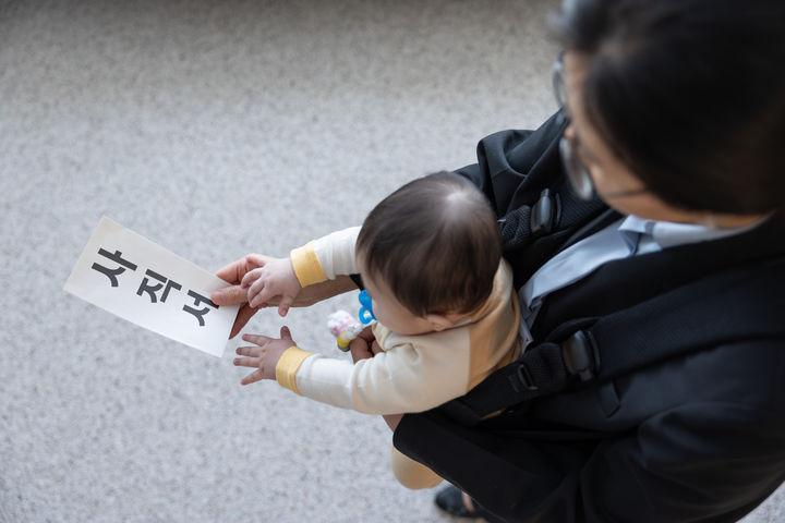 [서울=뉴시스] 육아휴직 1년을 사용한 뒤 복직 일주일 만에 퇴사한 직장인 사연을 두고 온라인에서 '먹튀' 논란이 일고 있다. 기사 내용 이해를 돕기 위한 이미지. (사진=유토이미지) 