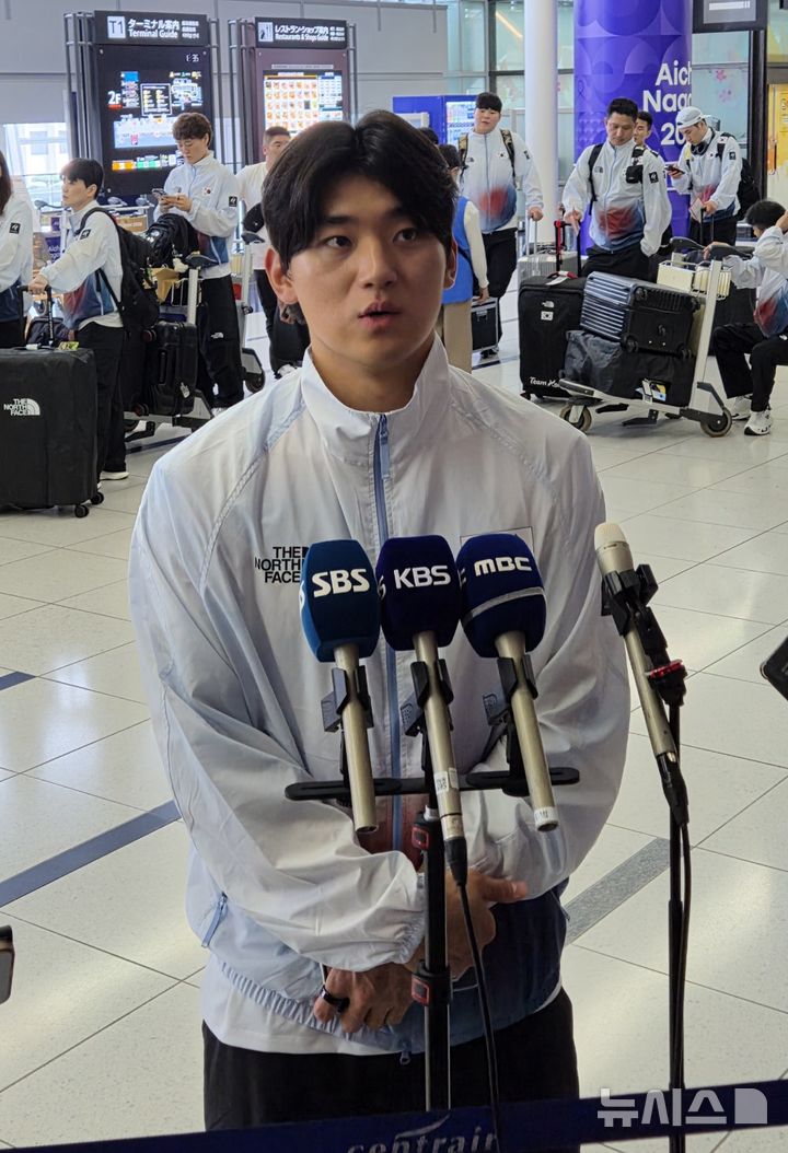 [도코다메(일본)=뉴시스] 박윤서 기자 = 2026 아이치·나고야 아시안게임 야구대표팀 김도영이 18일 오후 일본 아이치현 나고야 인근 도코나메의 주부국제공항을 통해 입국한 뒤 취재진과의 인터뷰하고 있다. 2026.09.18.