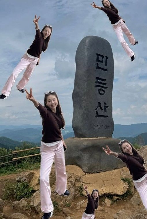 [서울=뉴시스] 소희가 민둥산 정상에 올라 인증사진을 찍는 모습이다. (사진= 소희 SNS 캡처) 2026.09.18. photo@newsis.com *재판매 및 DB 금지