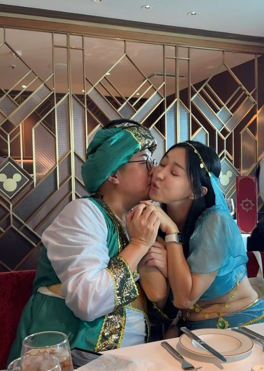 [서울=뉴시스] 이지혜가 남편과 스킨십을 하는 모습이다. (사진= 이지혜 SNS 캡처) 2026.09.18. photo@newsis.com *재판매 및 DB 금지