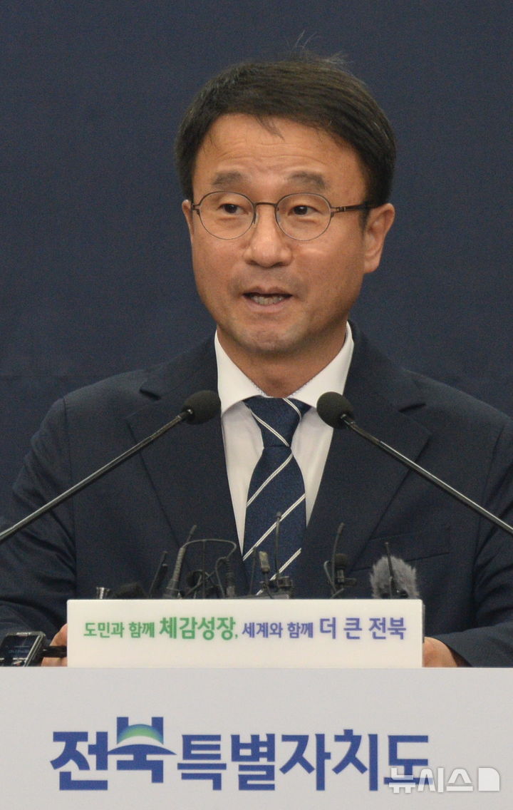 [전주=뉴시스] 김얼 기자 = 한병도 더불어민주당 원내대표가 18일 전북 전주시 전북특별자치도청 기자회견장에서 열린 '반도체 소재·케미컬 소부장 특화단지 공모선정 기자회견'에 참석해 질의에 답변하고 있다. 2026.09.18. pmkeul@newsis.com