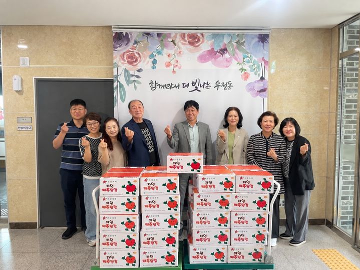 [밀양=뉴시스] 삼랑진읍과 울산 우정동 관계자들이 자매결연 교류를 이어가며 기념촬영을 하고 있다. (사진=밀양시 제공) 2026.09.18. photo@newsis.com *재판매 및 DB 금지