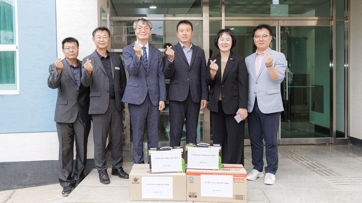 [합천=뉴시스] 경남도 장재혁 도시주택국장, 추석명절 맞이 합천애육원 위문품 전달 (사진=합천군 제공) 2026. 09. 18. photo@newsis.com *재판매 및 DB 금지