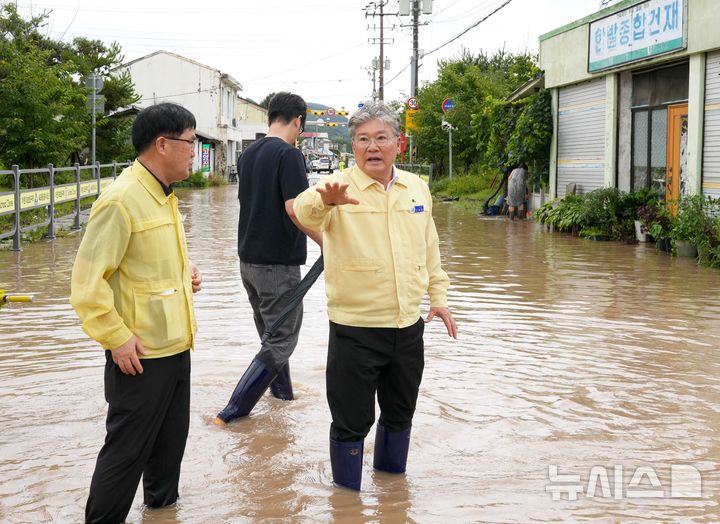 [영광=뉴시스] 장세일 영광군수가 극한 호우로 발생한 관내 수해 현장을 점검하고 있다. (사진=영광군 제공) 2026.09.18. photo@newsis.com *재판매 및 DB 금지