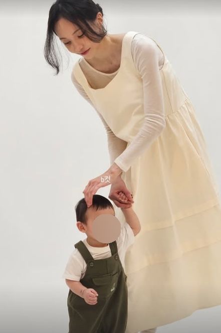 [서울=뉴시스] 서은우가 아이 손을 잡고 있는 모습이다. (사진= 서은우 SNS 캡처) 2026.09.18. photo@newsis.com *재판매 및 DB 금지