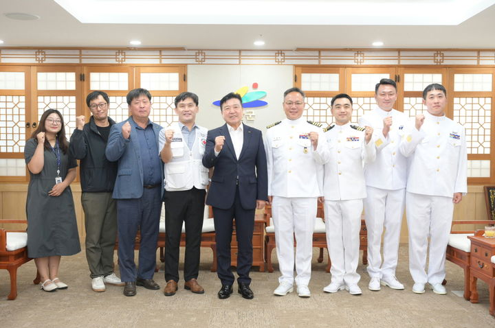 [예산=뉴시스] 지난 17일 윤봉길함 부대원들이 예산군청 군수실을 찾아 최재구(가운데) 군수를 만나 친선 교류의 시간을 가진 뒤 기념 사진을 찍고 있다. (사진=예산군 제공) 2026.09.18. photo@newsis.com *재판매 및 DB 금지