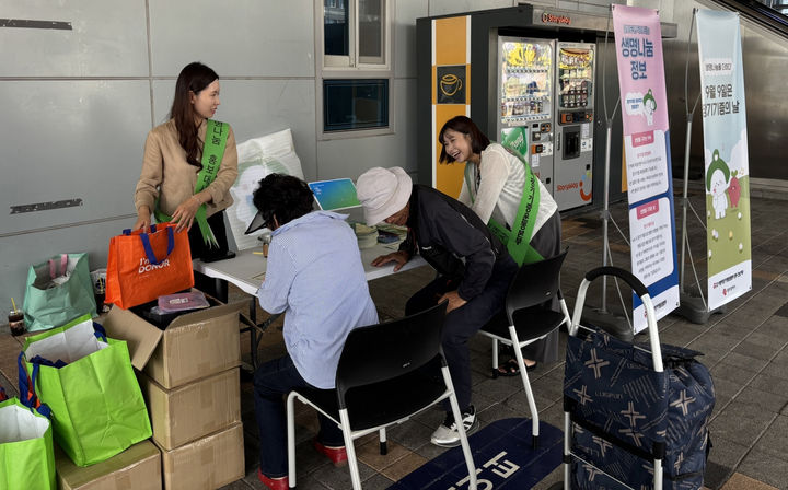 [전남광주=뉴시스] 전남광주통합특별시는 '생명나눔 주간'을 맞아 18일 광주송정역 광장에서 장기기증 문화 확산을 위한 '생명나눔 희망의 씨앗 캠페인'을 벌였다. (사진=전남광주시 제공) 2026.09.18. photo@newsis.com *재판매 및 DB 금지