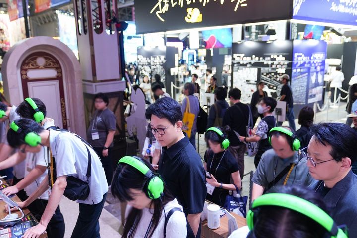[도쿄(일본)=뉴시스] 방 의장은 18일 일본 지바현 마쿠하리 멧세에 마련된 넷마블 부스를 방문해 '샹그릴라 프론티어: 일곱 최강종'과 '나 혼자만 레벨업: 카르마', '펄인블루'의 시연 및 운영 현황을 살폈다. (사진=넷마블 제공) *재판매 및 DB 금지
