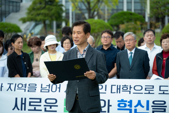 [대전=뉴시스] 입장문을 발표하는 한기온 충남대 총동창회장. (사진=충남대 제공) 2026.09.18. photo@newsis.com *재판매 및 DB 금지