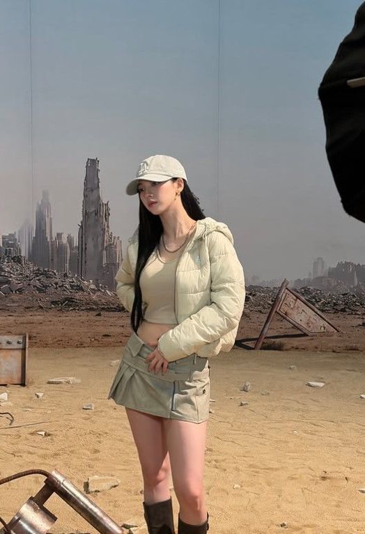 [서울=뉴시스] 그룹 에스파 멤버 카리나가 패딩을 걸친 모습을 공개하며 가을 패션을 선보였다. (사진=카리나 인스타그램 캡처)