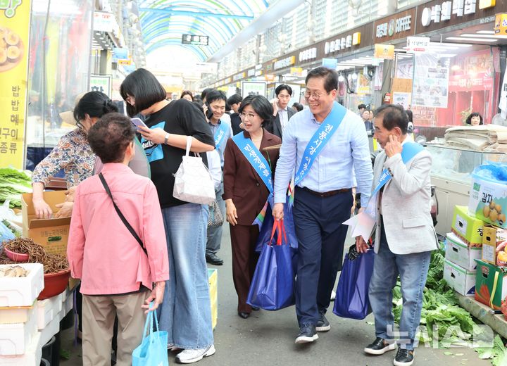 [전주=뉴시스] 전북 전주시는 18일 추석을 앞두고 전주신중앙시장에서 전통시장 장보기 행사를 진행했다고 밝혔다. (사진=전주시 제공) 2026.09.18. photo@newsis.com