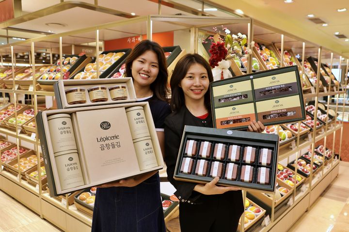 [서울=뉴시스]롯데백화점 본점에서 모델들이 다양한 추석 '핸드캐리 기프트'를 선보이는 모습. (사진=롯데백화점 제공) *재판매 및 DB 금지