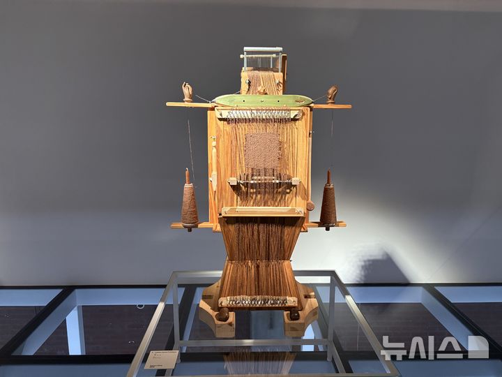 [서울=뉴시스] 권민지 기자 = 18일 서울 관악구 서울대학교 제1 파워플랜트에서 열린 나이키 'Version 0: Prototype' 전시에서 패션 브랜드 영앤생이 선보인 작품이 전시돼 있다. 영앤생은 가죽을 실처럼 가공해 베틀로 직접 짜는 방식으로 '가죽 데님'을 구현하고, 원단이 만들어지는 과정과 도구를 작품에 담았다. 2026.09.18. ming@newsis.com