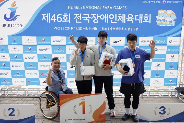 [서울=뉴시스] 서울주택도시개발공사(SH) 장애인 조정팀 선수들이 제46회 전국장애인체육대회 시상식이 끝난 뒤 파이팅을 외치고 있다. (사진=SH 제공) 2026.09.18. photo@newsis.com *재판매 및 DB 금지