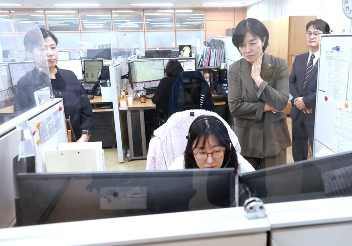 [서울=뉴시스] 현수엽 보건복지부 제1차관이 18일 오후 보건복지상담센터를 방문한 모습 (사진=보건복지부 제공) 2026.09.18. photo@newsis.com *재판매 및 DB 금지