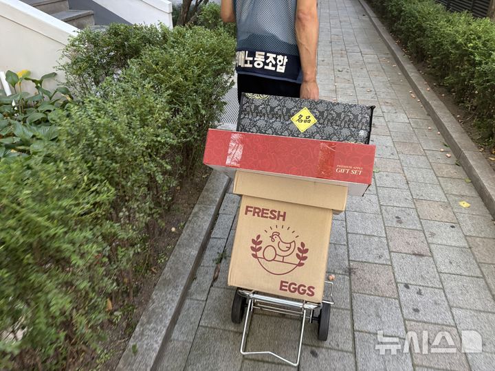 [서울=뉴시스] 신유림 기자 = 추석을 일주일 앞둔 지난 18일 오전 서울 서대문구 홍은동에서 택배기사 정하석씨가 택배 상자를 실은 손수레를 끌며 배송하고 있다. 2026.09.18. spicy@newsis.com